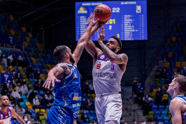 easyCredit BBL, Fraport Skyliners vs BG Göttingen, Frankfurt, Fraport Arena, 9 3 2022 Rasheed Moore Fraport Skyliners 20 Jeff Roberson BG Göttingen 5 , Fraport Skyliners vs BG Göttingen, Frankfurt, Fraport Arena, 9 3 2022 Copyright: xBEAUTIFULxSPORTS Gawlikx