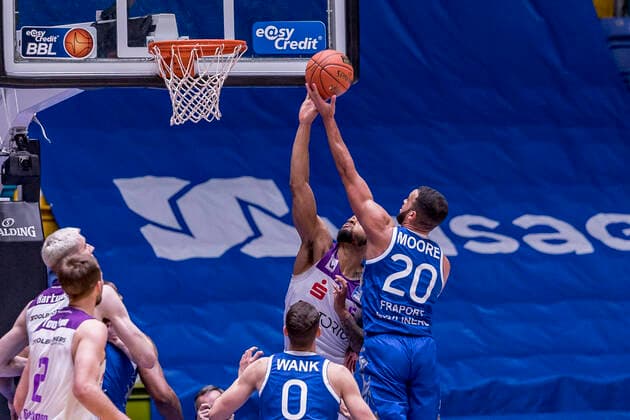 easyCredit BBL, Fraport Skyliners vs BG Göttingen, Frankfurt, Fraport Arena, 9 3 2022 Jeff Roberson BG Göttingen 5 Rasheed Moore Fraport Skyliners 20 , Fraport Skyliners vs BG Göttingen, Frankfurt, Fraport Arena, 9 3 2022 Copyright: xBEAUTIFULxSPORTS Gawlikx