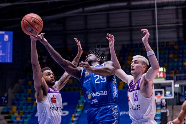 easyCredit BBL, Fraport Skyliners vs BG Göttingen, Frankfurt, Fraport Arena, 9 3 2022 Jeff Roberson BG Göttingen 5 Will Cherry Fraport Skyliners 29 Philipp Hartwich BG Göttingen 15 , Fraport Skyliners vs BG Göttingen, Frankfurt, Fraport Arena, 9 3 2022 Copyright: xBEAUTIFULxSPORTS Gawlikx