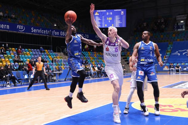 Fraport Skyliners BG Göttingen, easyCredit BBL Will Cherry Fraport Skyliners, 29 rises high to the basket, right defends Philipp Hartwich BG Göttingen, 15 easyCredit BBL basketball match between Fraport Skyliners and BG Göttingen on March 9, 2022 at Ballsporthalle in Frankfurt am Main , Frankfurt am Main Hesse Germany Ballsporthalle
