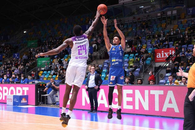 Fraport Skyliners BG Göttingen, easyCredit BBL Nate Grimes BG Göttingen, 24 defends against Len Adam Schoormann Fraport Skyliners, 6 easyCredit BBL basketball match between Fraport Skyliners and BG Göttingen on 9 March 2022 at Ballsporthalle in Frankfurt am Main , Frankfurt am Main Hesse Germany Ballsporthalle