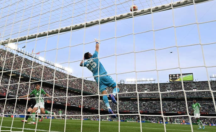 09 03 2022, xjhx, football UEFA Europa League, Real Betis Sevilla Eintracht Frankfurt emspor, v l Filip Kostic Eintracht Frankfurt scores the Goal 0 1 Claudio Bravo Real Betis Sevilla DFL DFB REGULATIONS PROHIBIT ANY USE OF PHOTOGRAPHS AS IMAGE SEQUENCES AND OR QUASI VIDEO Sevilla