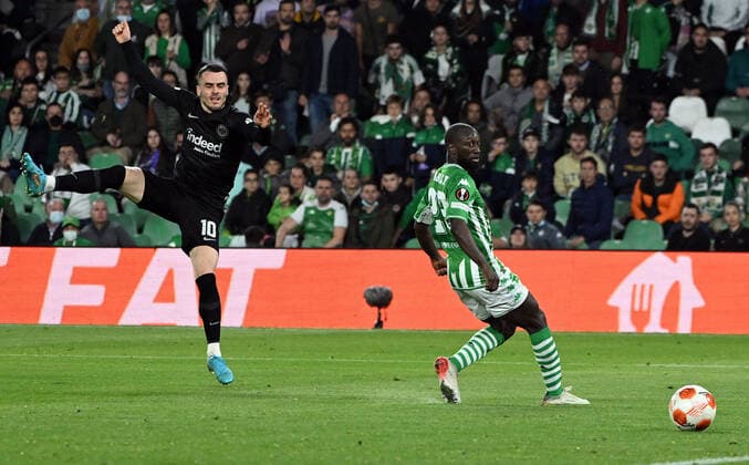 09 03 2022, xjhx, football UEFA Europa League, Real Betis Sevilla Eintracht Frankfurt emspor, v l Filip Kostic Eintracht Frankfurt Youssouf Sabaly Real Betis Sevilla DFL DFB REGULATIONS PROHIBIT ANY USE OF PHOTOGRAPHS as IMAGE SEQUENCES and or QUASI VIDEO Sevilla