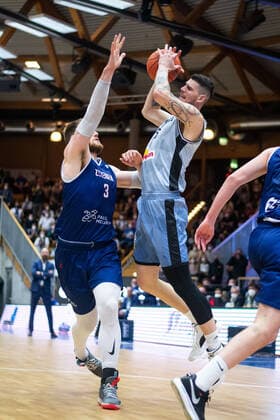 Bogdan Radosavljevic HAKRO Merlins Crailsheim in a duel with Asbjoern Mdtgaard ZZ Leiden , HAKRO Merlins Crailsheim vs ZZ Leiden, FIBA Europe Cup, quarterfinal first leg, 09 03 2022, season 2021 2022 HAKRO Merlins Crailsheim vs ZZ Leiden, FIBA Europe Cup, quarterfinal first leg, 09 03 2022, season 2021 2022 Copyright: xEibner Memmlerx EP_MMR