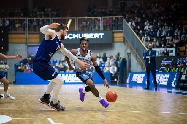 TJ Shorts HAKRO Merlins Crailsheim in a duel, HAKRO Merlins Crailsheim vs ZZ Leiden, FIBA Europe Cup, quarterfinal first leg, 09 03 2022, season 2021 2022 HAKRO Merlins Crailsheim vs ZZ Leiden, FIBA Europe Cup, quarterfinal first leg, 09 03 2022, season 2021 2022 Copyright: xEibner Memmlerx EP_MMR