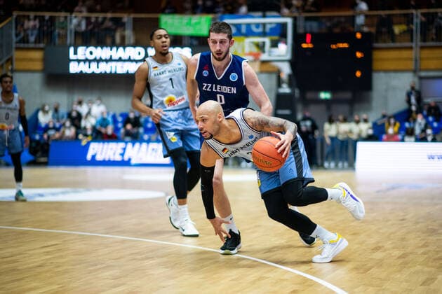 Maurice Stuckey HAKRO Merlins Crailsheim in a duel with Arunas Mkalauskas ZZ Leiden , HAKRO Merlins Crailsheim vs ZZ Leiden, FIBA Europe Cup, quarterfinal first leg, 09 03 2022, season 2021 2022 HAKRO Merlins Crailsheim vs ZZ Leiden, FIBA Europe Cup, quarterfinal first leg, 09 03 2022, season 2021 2022 Copyright: xEibner Memmlerx EP_MMR