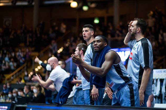 Rene Kindzeka HAKRO Merlins Crailsheim and team cheer on the bench, HAKRO Merlins Crailsheim vs ZZ Leiden, FIBA Europe Cup, quarterfinal first leg, 09 03 2022, season 2021 2022 HAKRO Merlins Crailsheim vs ZZ Leiden, FIBA Europe Cup, quarterfinal first leg, 09 03 2022, season 2021 2022 Copyright: xEibner Memmlerx EP_MMR