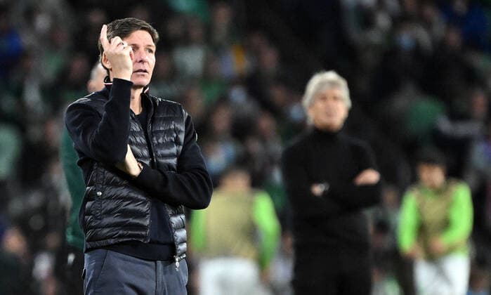 09 03 2022, xjhx, football UEFA Europa League, Real Betis Sevilla Eintracht Frankfurt emspor, v l coach Oliver Glasner Eintracht Frankfurt zautz gestures gives instructions DFL DFB REGULATES PROHIBIT ANY USE OF PHOTOGRAPHS as IMAGE SEQUENCES and or QUASI VIDEO Sevilla