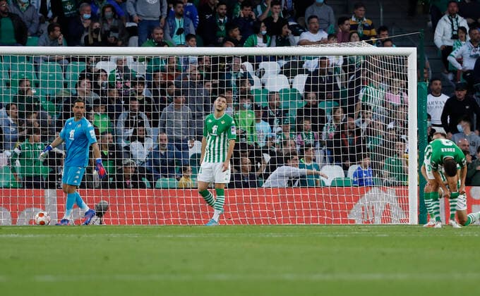 Partido de ida de octavos de final de la Europa League entre el Betis y el Eintracht. En la imagen, Guido y Bravo. 1 16 Europa League first leg match between Betis and Eintracht. In this picture, Guido and Bravo. 
