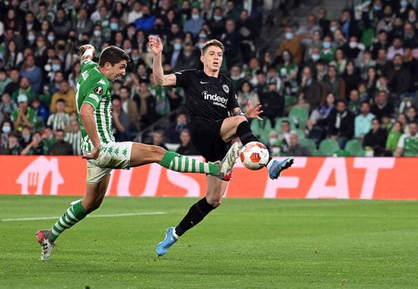 09 03 2022, xjhx, football UEFA Europa League, Real Betis Sevilla Eintracht Frankfurt emspor, v l Edgar Gonzalez Real Betis Sevilla Kristijan Jakic Eintracht Frankfurt Zweikampf, action, battle for the ball DFL DFB REGULATIONS PROHIBIT ANY USE OF PHOTOGRAPHS AS IMAGE SEQUENCES AND OR QUASI VIDEO Sevilla