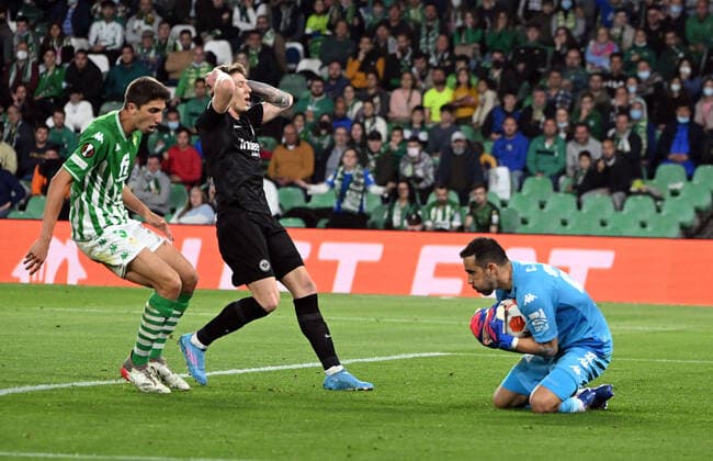 09 03 2022, xjhx, football UEFA Europa League, Real Betis Sevilla Eintracht Frankfurt emspor, v l Edgar Gonzalez Real Betis Sevilla Kristijan Jakic Eintracht Frankfurt Zweikampf, action, battle for the ball Claudio Bravo Real Betis Sevilla DFL DFB REGULATIONS PROHIBIT ANY USE OF PHOTOGRAPHS AS IMAGE SEQUENCES AND OR QUASI VIDEO Sevilla