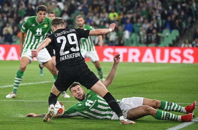 09 03 2022, xjhx, football UEFA Europa League, Real Betis Sevilla Eintracht Frankfurt emspor, v l Jesper Lindström Lindstroem Eintracht Frankfurt Aitor Ruibal Real Betis Sevilla duel, action, battle for the ball Handelfmeter den Rafael Borre, Rafael Santos Borre Maury Eintracht Frankfurt missed DFL DFB REGULATIONS PROHIBIT ANY USE OF PHOTOGRAPHS as IMAGE SEQUENCES and or QUASI VIDEO Sevilla