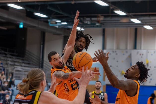 Noah Starkey Kirchheim Knights, 32 Waverly Austin wiha Panthers Schwenningen, 32 Rohndell Domminic Goodwin Kirchheim Knights, 21 Raiquan Leeandre Clark wiha Panthers Schwenningen, 23 wiha Panthers Schwenningen vs VfL Kirchheim Knights, 2 Basketball Bundesliga, Pro A, Barmer 2 Basketball, 24 Matchday , Season 2021 2022, 09 03 2022 wiha Panthers Schwenningen vs VfL Kirchheim Knights, 2 Basketball Bundesliga, Pro A, Barmer 2 Basketball, 24 Matchday , Season 2021 2022, 09 03 2022 Schwenningen Copyright: xNinaxSanderx xEibnerxPressefotox EP_NSR