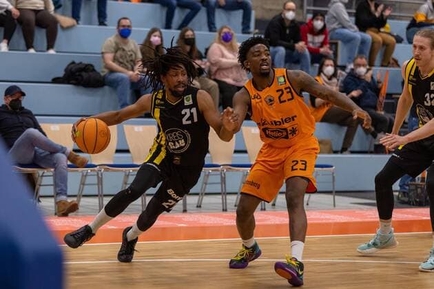 Rohndell Domminic Goodwin Kirchheim Knights, 21 Raiquan Leeandre Clark wiha Panthers Schwenningen, 23 wiha Panthers Schwenningen vs VfL Kirchheim Knights, 2 Basketball Bundesliga, Pro A, Barmer 2 Basketball, 24 Spieltag , Spielzeit 2021 2022, 09 03 2022 wiha Panthers Schwenningen vs VfL Kirchheim Knights, 2 Basketball Bundesliga, Pro A, Barmer 2 Basketball, 24 Spieltag , Spielzeit 2021 2022, 09 03 2022 Schwenningen Copyright: xNinaxSanderx xEibnerxPressefotox EP_NSR