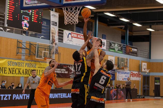 Waverly Austin wiha Panthers Schwenningen, 32 Yasin Kolo Kirchheim Knights, 17 Quatarrius Deaundrey Wilson wiha Panthers Schwenninen, 09 Luka Kamber Kirchheim Knights, 06 wiha Panthers Schwenningen vs VfL Kirchheim Knights, 2 Basketball Bundesliga, Pro A, Barmer 2 Basketball, 24 match day , season 2021 2022, 09 03 2022 wiha Panthers Schwenningen vs VfL Kirchheim Knights, 2 Basketball Bundesliga, Pro A, Barmer 2 Basketball, 24 match day , season 2021 2022, 09 03 2022 Schwenningen Copyright: xNinaxSanderx xEibnerxPressefotox EP_NSR