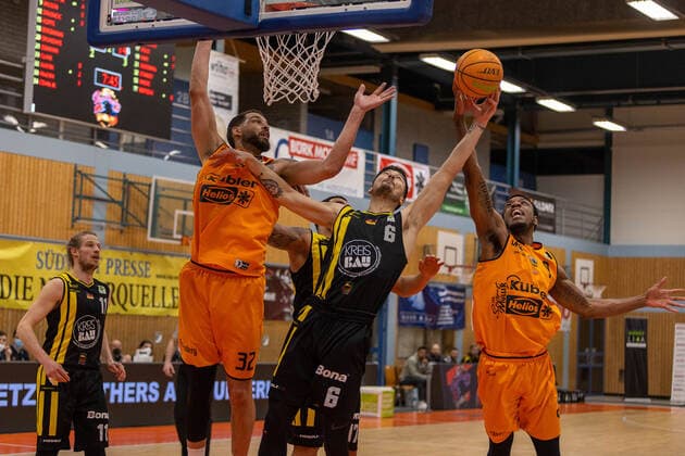 Waverly Austin wiha Panthers Schwenningen, 32 Luka Kamber Kirchheim Knights, 06 Quatarrius Deaundrey Wilson wiha Panthers Schwenninen, 09 wiha Panthers Schwenningen vs VfL Kirchheim Knights, 2 Basketball Bundesliga, Pro A, Barmer 2 Basketball, 24 match day , season 2021 2022, 09 03 2022 wiha Panthers Schwenningen vs VfL Kirchheim Knights, 2 Basketball Bundesliga, Pro A, Barmer 2 Basketball, 24 match day , season 2021 2022, 09 03 2022 Schwenningen Copyright: xNinaxSanderx xEibnerxPressefotox EP_NSR