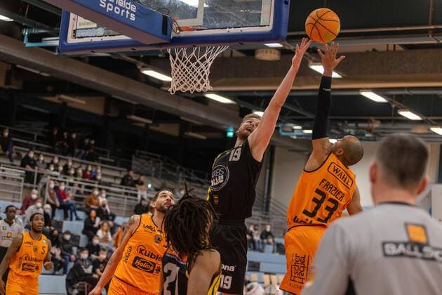 Waverly Austin wiha Panthers Schwenningen, 32 Till Pape Kirchheim Knights, 19 Chris Frazier wiha Panthers Schwenningen, 33 wiha Panthers Schwenningen vs VfL Kirchheim Knights, 2 Basketball Bundesliga, Pro A, Barmer 2 Basketball, 24 Spieltag , Spielzeit 2021 2022, 09 03 2022 wiha Panthers Schwenningen vs VfL Kirchheim Knights, 2 Basketball Bundesliga, Pro A, Barmer 2 Basketball, 24 Spieltag , Spielzeit 2021 2022, 09 03 2022 Schwenningen Copyright: xNinaxSanderx xEibnerxPressefotox EP_NSR