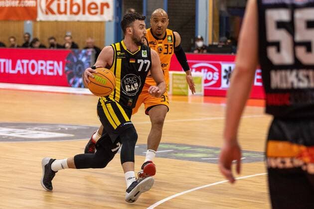 Besnik Bekteshi Kirchheim Knights, 77 Chris Frazier wiha Panthers Schwenningen, 33 wiha Panthers Schwenningen vs VfL Kirchheim Knights, 2 Basketball Bundesliga, Pro A, Barmer 2 Basketball, 24 Spieltag , Spielzeit 2021 2022, 09 03 2022 wiha Panthers Schwenningen vs VfL Kirchheim Knights, 2 Basketball Bundesliga, Pro A, Barmer 2 Basketball, 24 Spieltag , Spielzeit 2021 2022, 09 03 2022 Schwenningen Copyright: xNinaxSanderx xEibnerxPressefotox EP_NSR