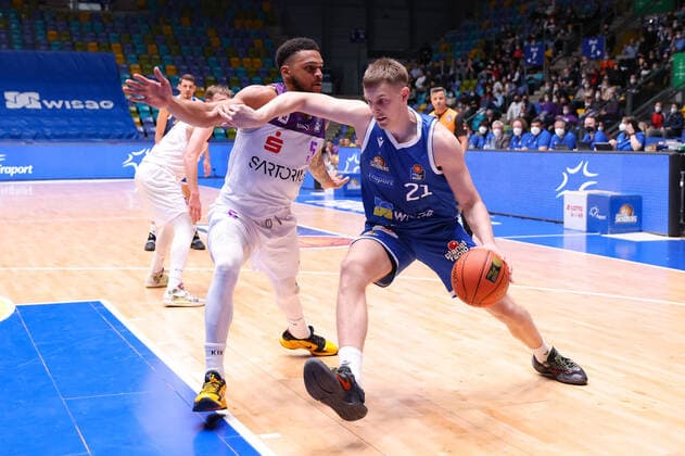 Fraport Skyliners BG Göttingen, easyCredit BBL Lorenz Brenneke Fraport Skyliners, 21 vs Jeff Roberson BG Göttingen, 5 easyCredit BBL basketball match between Fraport Skyliners and BG Göttingen on 9 March 2022 at Ballsporthalle in Frankfurt am Main , Frankfurt am Main Hesse Germany Ballsporthalle