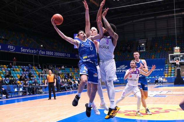 Fraport Skyliners BG Göttingen, easyCredit BBL Lukas Wank Fraport Skyliners, 0 against Philipp Hartwich BG Göttingen, 15 and Jeff Roberson BG Göttingen, 5 Basketball match of the easyCredit BBL between Fraport Skyliners and BG Göttingen on 9 March 2022 at the Ballsporthalle in Frankfurt am Main , Frankfurt am Main Hesse Germany Ballsporthalle