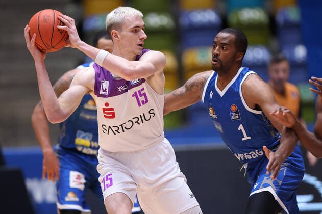 Fraport Skyliners BG Göttingen, easyCredit BBL Philipp Hartwich BG Göttingen, 15 vs Jamel McLean Fraport Skyliners, 1 easyCredit BBL basketball match between Fraport Skyliners and BG Göttingen on 9 March 2022 at Ballsporthalle in Frankfurt am Main , Frankfurt am Main Hesse Germany Ballsporthalle