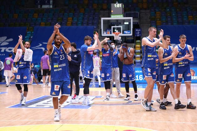 Fraport Skyliners BG Göttingen, easyCredit BBL After the defeat, the Fraport Skyliners thank the audience Basketball game of the easyCredit BBL between the Fraport Skyliners and BG Göttingen on 9 March 2022 at the Ballsporthalle in Frankfurt am Main , Frankfurt am Main Hesse Germany Ballsporthalle