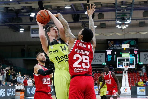 24 Matchday of the easyCredit BBL Basketball Bundesliga at the Oberfrankenhalle in Bayreuth Season 2021 2022 Medi Bayreuth vs. JobStairs Giessen 46ers Moritz Sanders Medi Bayreuth 14 left Phillip Fayne II JobStairs Giessen 46ers 25 right
