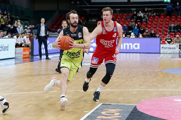 24 Matchday of the easyCredit BBL Basketball Bundesliga in the Oberfrankenhalle in Bayreuth Season 2021 2022 Medi Bayreuth against JobStairs Giessen 46ers Bastian Doreth Medi Bayreuth 10 left Bjarne Kraushaar JobStairs Giessen 46ers 4 right