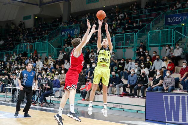 24 Matchday of the easyCredit BBL Basketball Bundesliga in the Oberfrankenhalle in Bayreuth Season 2021 2022 Medi Bayreuth against JobStairs Giessen 46ers Janari Jöesaar Medi Bayreuth 21 right Florian Koch JobStairs Giessen 46ers 21 left