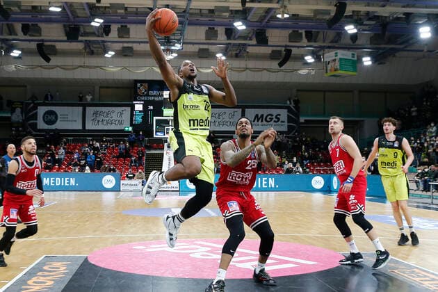 24 Matchday of the easyCredit BBL Basketball Bundesliga at the Oberfrankenhalle in Bayreuth Season 2021 2022 Medi Bayreuth vs. JobStairs Giessen 46ers Cameron Wells Medi Bayreuth 22 left Phillip Fayne II JobStairs Giessen 46ers 25 right