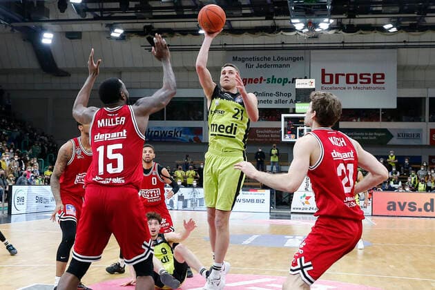 24 Matchday of the easyCredit BBL Basketball Bundesliga in the Oberfrankenhalle in Bayreuth Season 2021 2022 Medi Bayreuth against JobStairs Giessen 46ers Janari Jöesaar Medi Bayreuth 21 center Jalon Miller JobStairs Giessen 46ers 15 left Florian Koch JobStairs Giessen 46ers 21 right