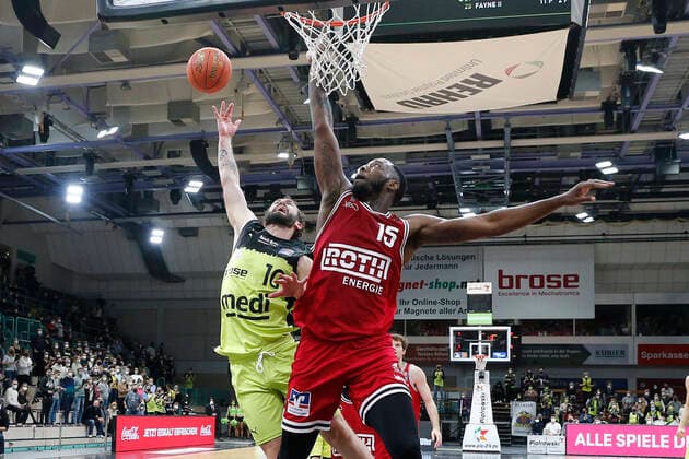 24 Matchday of the easyCredit BBL Basketball Bundesliga at Oberfrankenhalle in Bayreuth Season 2021 2022 Medi Bayreuth vs. JobStairs Giessen 46ers Bastian Doreth Medi Bayreuth 10 left Jalon Miller JobStairs Giessen 46ers 15 right