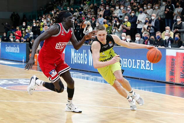 24 Matchday of the easyCredit BBL Basketball Bundesliga at the Oberfrankenhalle in Bayreuth Season 2021 2022 Medi Bayreuth vs JobStairs Giessen 46ers Janari Jöesaar Medi Bayreuth 21 right Nuni Omot JobStairs Giessen 46ers 1 left