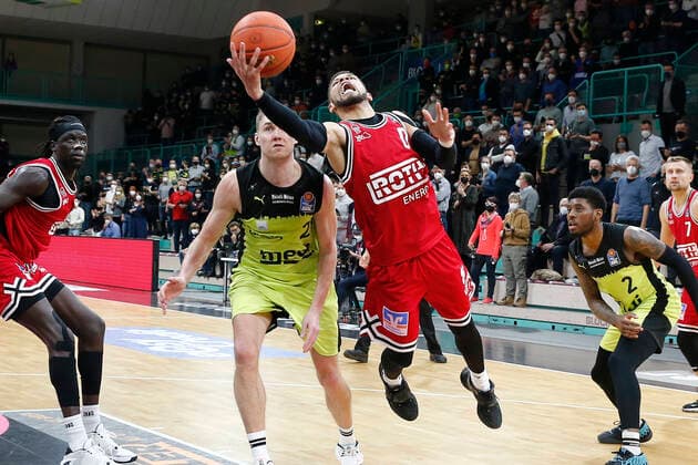24 Matchday of the easyCredit BBL Basketball Bundesliga at the Oberfrankenhalle in Bayreuth Season 2021 2022 Medi Bayreuth vs JobStairs Giessen 46ers Janari Jöesaar Medi Bayreuth 21 left Kendale McCullum JobStairs Giessen 46ers 0 right