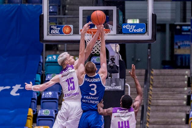 easyCredit BBL, Fraport Skyliners vs BG Göttingen, Frankfurt, Fraport Arena, 9 3 2022 Philipp Hartwich BG Göttingen 15 Matt Haarms Fraport Skyliners 3 , Fraport Skyliners vs BG Göttingen, Frankfurt, Fraport Arena, 9 3 2022 Copyright: xBEAUTIFULxSPORTS Gawlikx