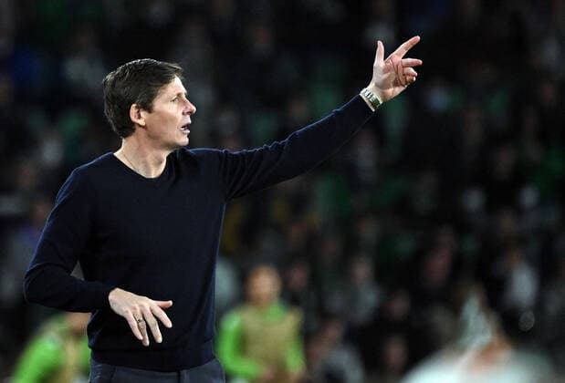 09 03 2022, xjhx, football UEFA Europa League, Real Betis Sevilla Eintracht Frankfurt emspor, v l coach Oliver Glasner Eintracht Frankfurt zautz gestures gives instructions DFL DFB REGULATES PROHIBIT ANY USE OF PHOTOGRAPHS as IMAGE SEQUENCES and or QUASI VIDEO Sevilla