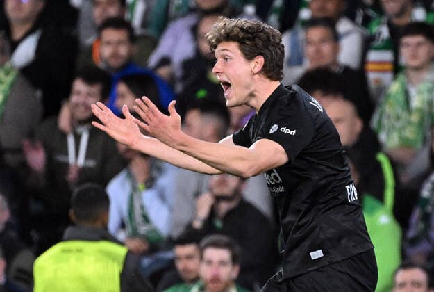 09 03 2022, xjhx, football UEFA Europa League, Real Betis Sevilla Eintracht Frankfurt emspor, v l Sam Lammers Eintracht Frankfurt gestures gives instructions DFL DFB REGULATES PROHIBIT ANY USE OF PHOTOGRAPHS as IMAGE SEQUENCES and or QUASI VIDEO Sevilla