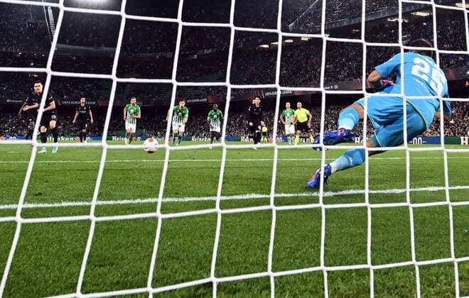 09 03 2022, xjhx, football UEFA Europa League, Real Betis Sevilla Eintracht Frankfurt emspor, v l Rafael Borre, Rafael Santos Borre Maury Eintracht Frankfurt misses the hand penalty Claudio Bravo Real Betis Sevilla DFL DFB REGULATIONS PROHIBIT ANY USE OF PHOTOGRAPHS AS IMAGE SEQUENCES AND OR QUASI VIDEO Sevilla
