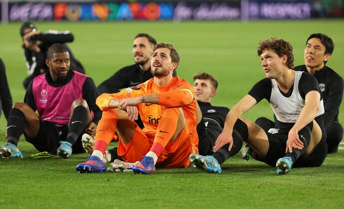 09 03 2022, Football UEFA Europa League, Real Betis Sevilla Eintracht Frankfurt, emonline, emspor, v l , Goalkeeper Kevin Trapp Eintracht Frankfurt Sam Lammers Eintracht Frankfurt DFL DFB REGULATIONS PROHIBIT ANY USE OF PHOTOGRAPHS AS IMAGE SEQUENCES AND OR QUASI VIDEO xdcx Copyright: HMBxMedia