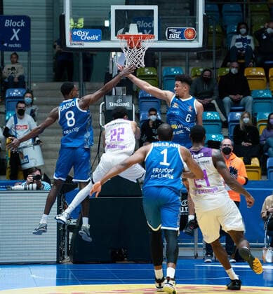 09 03 2022, xsltx, Basketball BBL Bundesliga, Frankfurt Skyliners BG Göttingen emspor, v l With united forces, the Skyliners brace themselves against defeat DFL DFB REGULATIONS PROHIBIT ANY USE OF PHOTOGRAPHS as IMAGE SEQUENCES and or QUASI VIDEO Frankfurt am Main