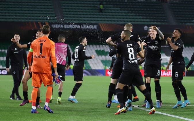 Real Betis v Eintracht Frankfurt, UEFA Europa League, Seville, Spain Seville, Spain. 09h, March 2022. Djibril Sow (8) and the rest of the Eintracht Frankfurt players celebrate the victory after the UEFA Europa League match between Real Betis and Eintracht Frankfurt at Estadio Benito Villamarin in Seville. Seville Spain  Copyright: xGonzalesxPhoto MarioxDiazxRaserox