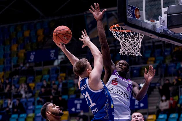 easyCredit BBL, Fraport Skyliners vs BG Göttingen, Frankfurt, Fraport Arena, 9 3 2022 Lorenz Brenneke Fraport Skyliners 21 Nate Grimes BG Göttingen 24 , Fraport Skyliners vs BG Göttingen, Frankfurt, Fraport Arena, 9 3 2022 Copyright: xBEAUTIFULxSPORTS Gawlikx