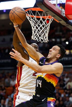 Miami Heat center Dewayne Dedmon (L) blocks a shot by Phoenix Suns guard Landry Shamet (R) during the first half of the NBA, Basketball Herren, USA basketball game between the Miami Heat and the Phoenix Suns at FTX Arena in Miami, Florida, USA, 09 March 2022. Phoenix Suns at Miami Heat !ACHTUNG: NUR REDAKTIONELLE NUTZUNG!  Copyright: xRHONAxWISEx AME1985 20220310-60af69e5210683595f7b44515ff62d1c83f38c5e