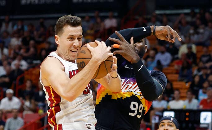 Miami Heat forward Duncan Robinson (L) and Phoenix Suns forward Jae Crowder (R) fight for a rebound during the first half of the NBA, Basketball Herren, USA basketball game between the Miami Heat and the Phoenix Suns at FTX Arena in Miami, Florida, USA, 09 March 2022. Phoenix Suns at Miami Heat !ACHTUNG: NUR REDAKTIONELLE NUTZUNG!  Copyright: xRHONAxWISEx AME1988 20220310-347294e631985fe1453b144d9523caebf43da21d