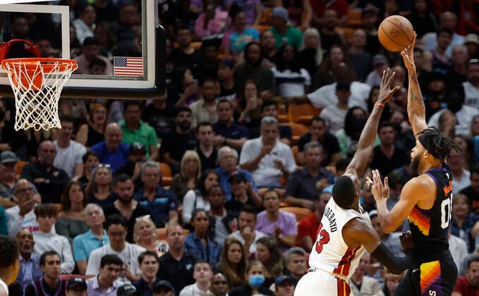 Miami Heat center Bam Adebayo (L) defends Phoenix Suns center JaVale McGee (R) during the second half of the NBA, Basketball Herren, USA basketball game between the Miami Heat and the Phoenix Suns at FTX Arena in Miami, Florida, USA, 09 March 2022. Phoenix Suns at Miami Heat !ACHTUNG: NUR REDAKTIONELLE NUTZUNG!  Copyright: xRHONAxWISEx AME2009 20220310-f3ae0f21b7335db0a8b1139f89d611d9a13be13a