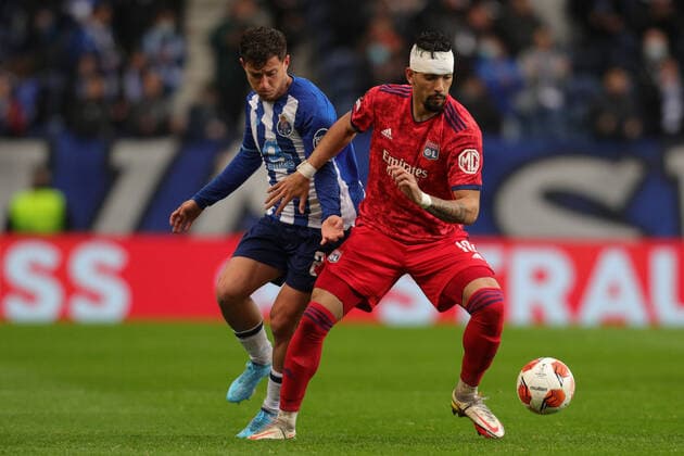 FC Porto v Olympique Lyonnais: Round of 16 Leg One - UEFA Europa League Lucas Paqueta midfielder of Olympic Lyonnais (R) vies with Porto™s Brazilian midfielder Otavio (L) in action during the UEFA Europa League, round of 16 - 1st leg, match between FC Porto and Olympic Lyonnais, at Dragao Stadium in Porto on March 9, 2022. Porto Portugal  Copyright: xDPIx originalFilename:oliveira-fcportov220309_np3LV.jpg