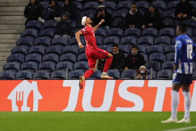 FC Porto v Olympique Lyonnais: Round of 16 Leg One - UEFA Europa League Lucas Paqueta midfielder of Olympic Lyonnais celebrates after scoring a goal during the UEFA Europa League, round of 16 - 1st leg, match between FC Porto and Olympic Lyonnais, at Dragao Stadium in Porto on March 9, 2022. Porto Portugal  Copyright: xDPIx originalFilename:oliveira-fcportov220309_npyzp.jpg