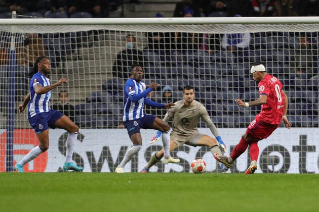 FC Porto v Olympique Lyonnais: Round of 16 Leg One - UEFA Europa League Lucas Paqueta midfielder of Olympic Lyonnais score a goal during the UEFA Europa League, round of 16 - 1st leg, match between FC Porto and Olympic Lyonnais, at Dragao Stadium in Porto on March 9, 2022. Porto Portugal  Copyright: xDPIx originalFilename:oliveira-fcportov220309_np1Cy.jpg