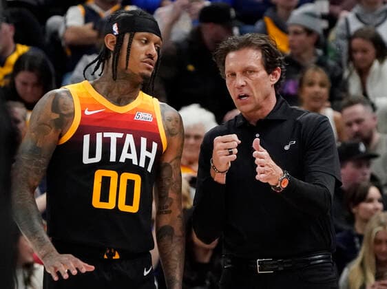 Utah JAzz head coach Quin Snyder talk to Utah Jazz guard Jordan Clarkson (00) during an NBA, Basketball Herren, USA game between Utah Jazz and Portland Trail Blazers, in Vivint Smart Home Arena in Salt Lake City, Utah, USA, 9 March 2022. Utah Jazz vs Portland Trail Blazers !ACHTUNG: NUR REDAKTIONELLE NUTZUNG!  Copyright: xGEORGExFREYx AME2048 20220310-608953d9d7b9aa38b8cb1c3eb51a6d77a6dff8be
