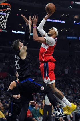 LOS ANGELES, CA - MARCH 09: Washington Wizards center Daniel Gafford (21) shoots over LA Clippers center Isaiah Hartenstein (55) in the first half in a NBA, Basketball Herren, USA basketball game played on March 9, 2022 at Crypto.com Arena in Los Angeles, CA. (Photo by John McCoy Icon Sportswire) NBA: MAR 09 Wizards at Clippers Icon2203061286